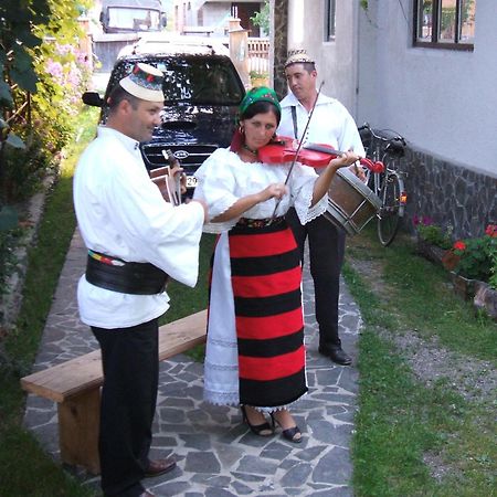 ホテル ペンション カーサ ムンテアン バドゥ・イゼイ エクステリア 写真